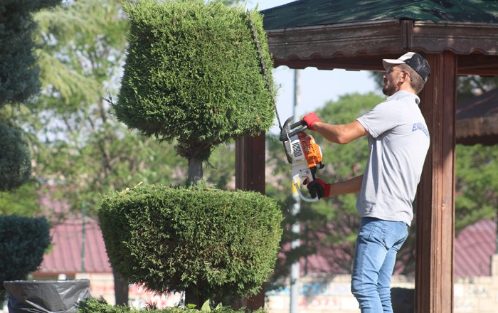 Elmadağ Belediyesi Park Ve Yeşil Alanların Bakımına Devam Ediyor.